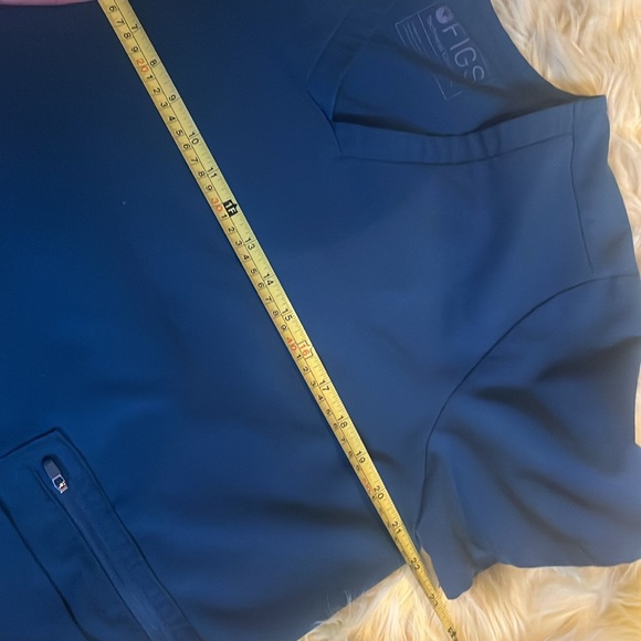 FIGS ACCRA 6 pocket scrub top - Picture 5 of 5